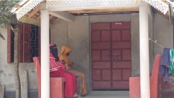 বরগুনায় জামিন পেয়েছেন প্রবাসীর বাড়িতে বিয়ের দাবিতে অনশনে বসা সেই তরুণী