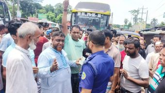 বরিশালে চাঁদা দাবির প্রতিবাদে মহাসড়ক অবরোধ করে ব্যবসায়ীদের বিক্ষোভ