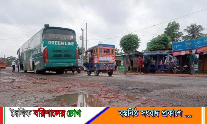 মহাসড়কের বেহাল দশা, ঈদে ঘরমুখো মানুষের যাত্রা ঝুঁকিপূর্ণ