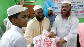 ঝালকাঠিতে ঈদ উপহার বিতরণ