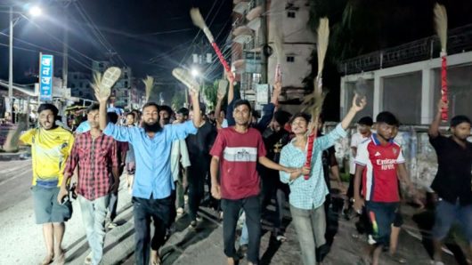 কুয়াকাটায় ইউএনওর বিরুদ্ধে ঝাড়ু মিছিল