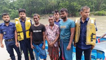 হিজলায় মেঘনায় জাহাজে চাঁদাবাজি কালে পুলিশের হাতে আটক-৩