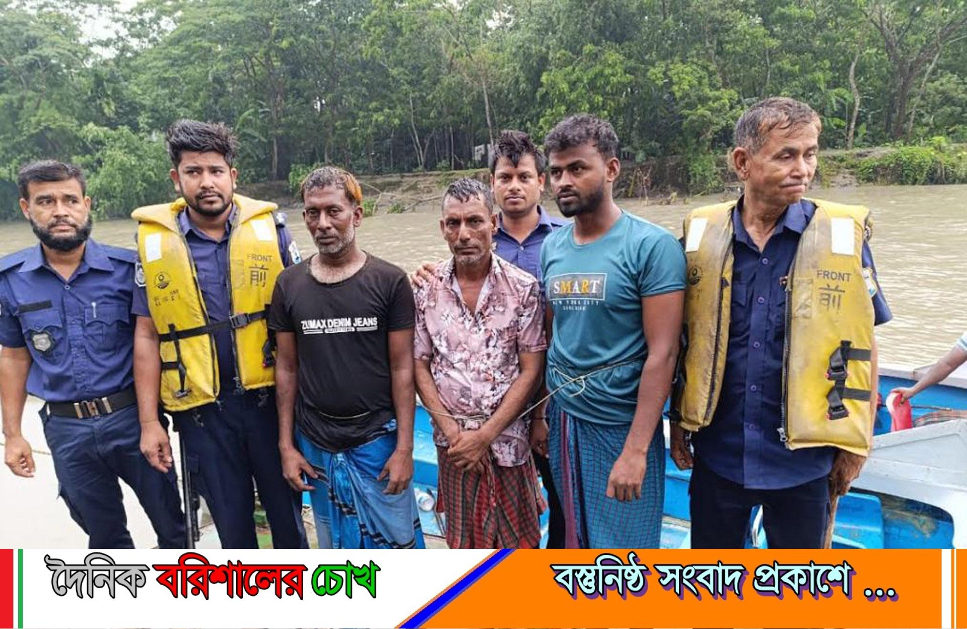 হিজলায় মেঘনায় জাহাজে চাঁদাবাজি কালে পুলিশের হাতে আটক-৩