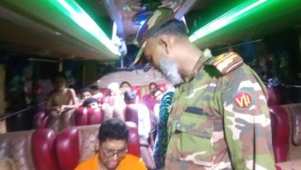 বাসে অতিরিক্ত ভাড়া আদায়, সেনাবাহিনীর অভিযানে ফেরত পেলেন যাত্রীরা
