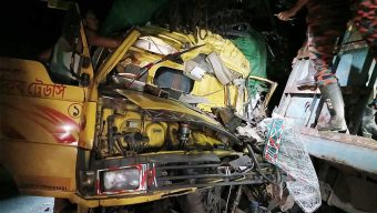 বরিশালে দুই ট্রাকের সংঘর্ষে পথচারীসহ নিহত ২
