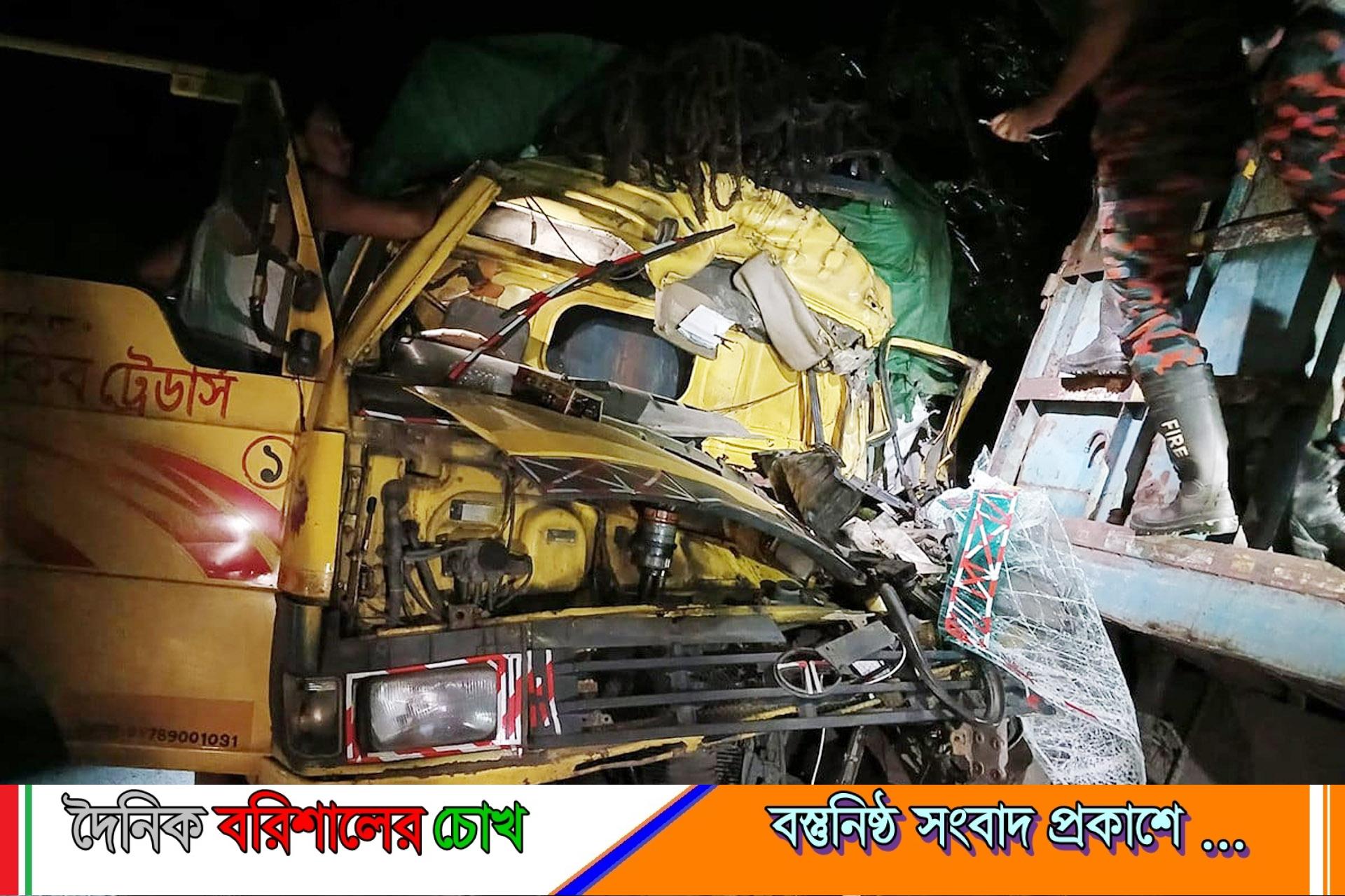 বরিশালে দুই ট্রাকের সংঘর্ষে পথচারীসহ নিহত ২