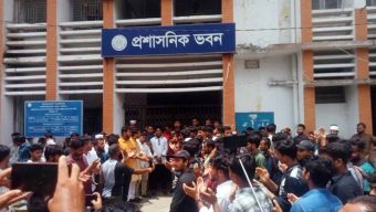 বরিশালে বিএম কলেজের প্রশাসনিক ভবনে শিক্ষার্থীদের তালা
