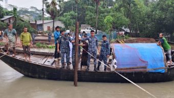 বরগুনায় জোয়ারের পানিতে ক্ষতিগ্রস্ত সড়কে নৌবাহিনীর সাঁকো নির্মাণ