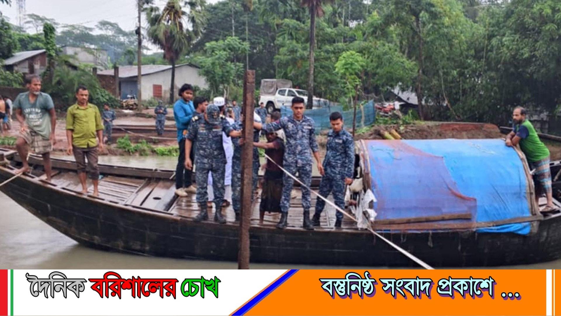 বরগুনায় জোয়ারের পানিতে ক্ষতিগ্রস্ত সড়কে নৌবাহিনীর সাঁকো নির্মাণ