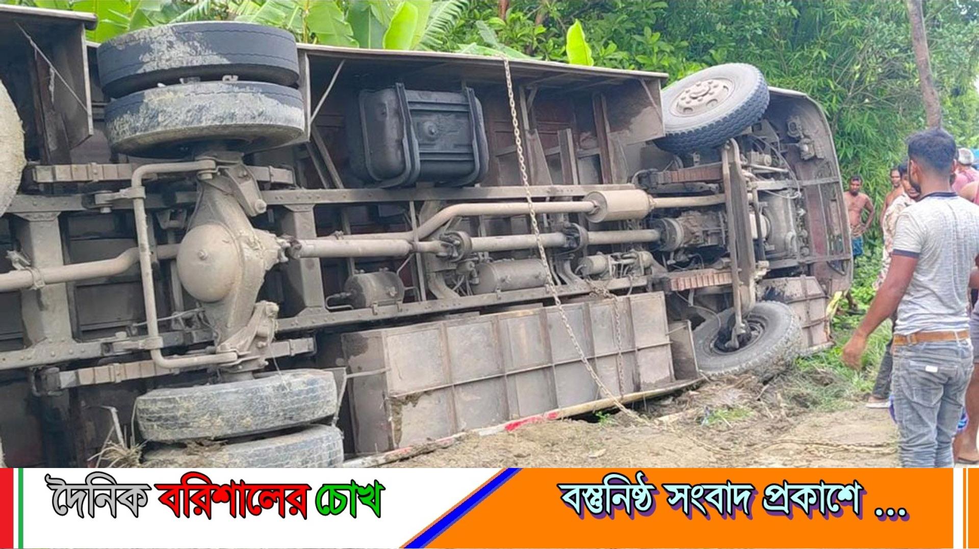 বরিশালে নিয়ন্ত্রণ হারিয়ে বাস খাদে, আহত ১০