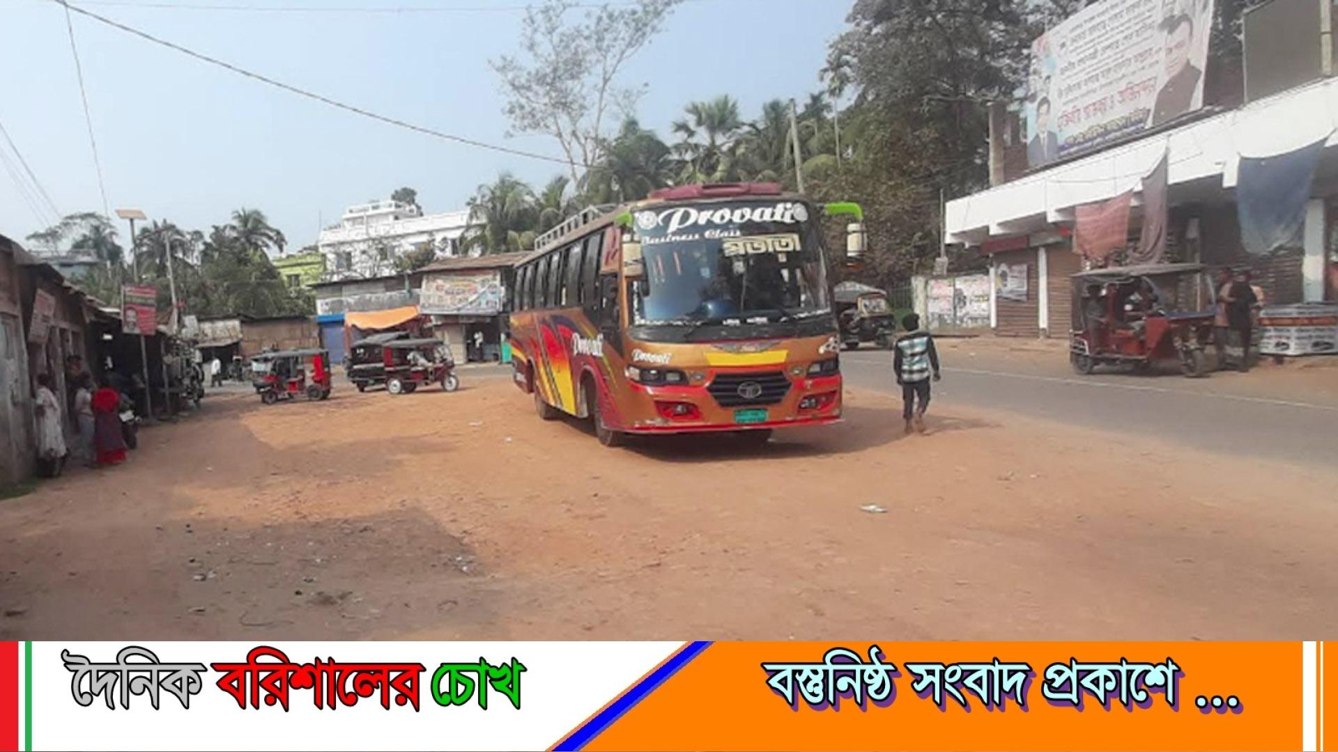 বরিশালে বাস চাপায় হেলপার নিহত