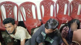 নেছারাবাদে ইয়াবা সেবনের সময় তিনজনকে গণপিটুনি, পরে আটক