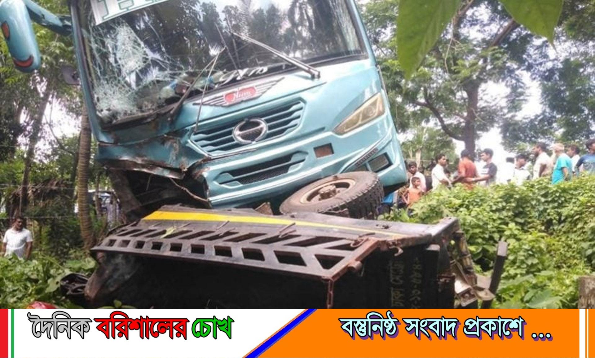 ঝালকাঠিতে বাস-পিকআপ মুখোমুখি সংঘর্ষে নিহত ২