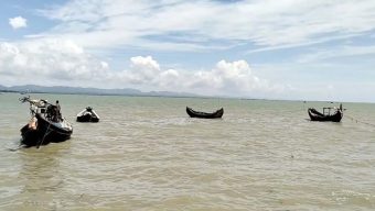 ট্রলারসহ ১৮ জেলেকে ধরে নিয়ে গেল আরাকান আর্মি