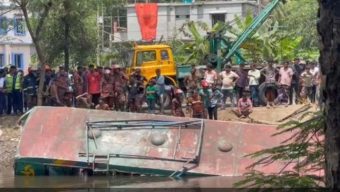 যাত্রীবাহী বাস নিয়ন্ত্রণ হারিয়ে খালে, নিহত ৫