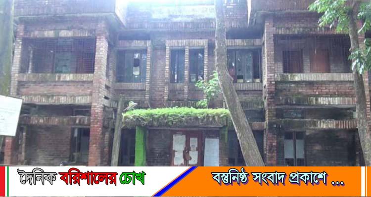 রাঙ্গাবালী ঝুঁকিপূর্ণ ভবনে স্বাস্থ্যসেবা, দুর্ঘটনার আশঙ্কা
