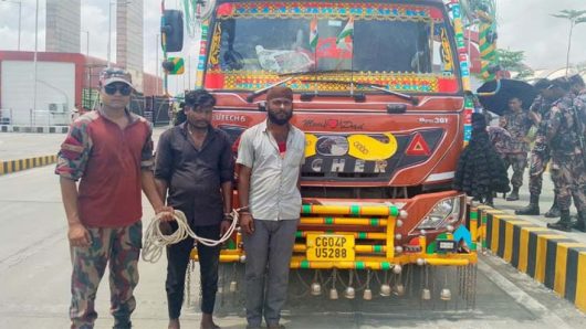 মরিচ বোঝাই ট্রাকে এয়ার পিস্তল, দুই ভারতীয় নাগরিক আটক