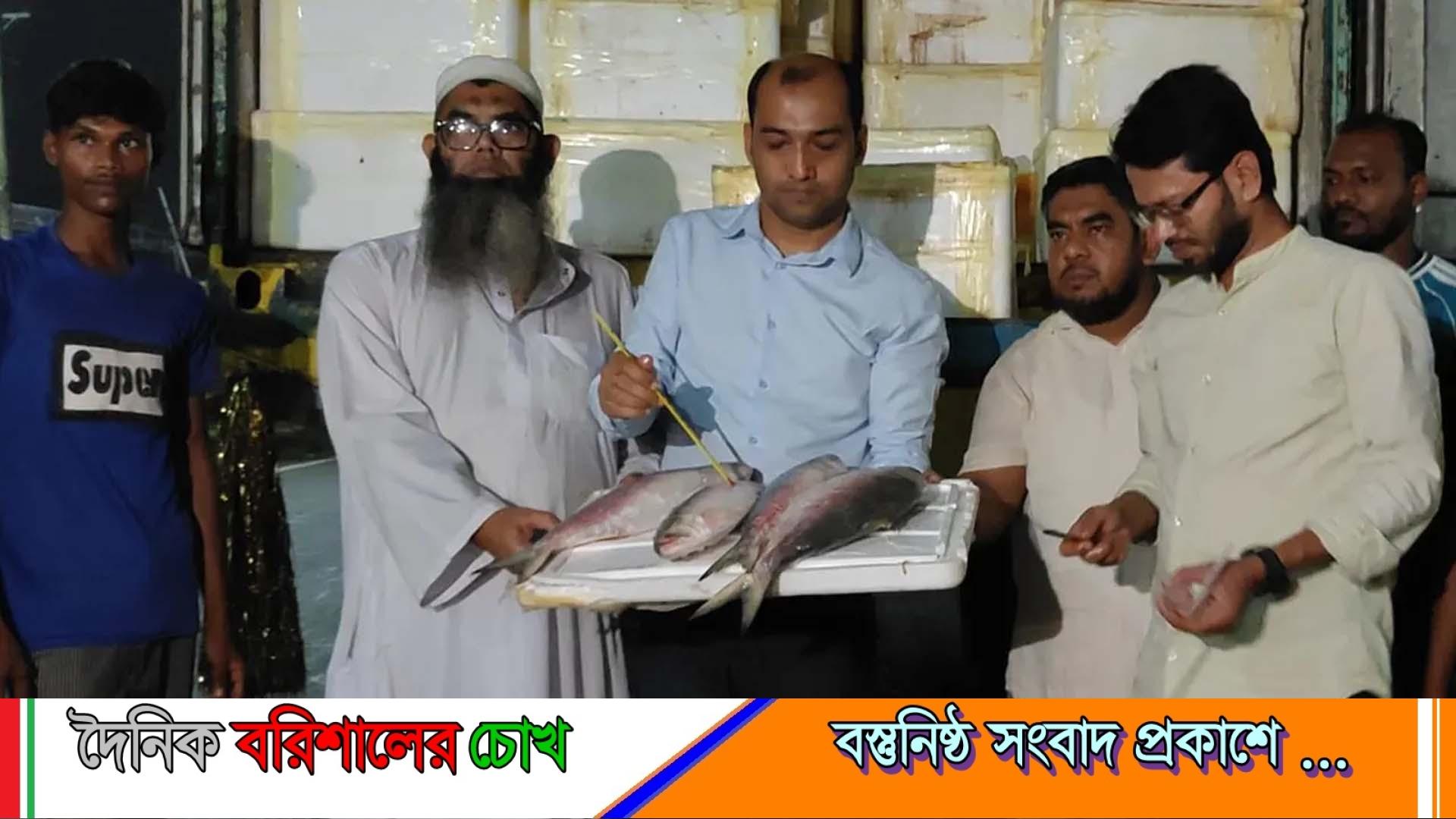 দুর্গাপূজা উপলক্ষে ভারতে গেল ইলিশের প্রথম চালান