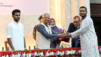 তরুণরা সক্রিয় থাকলে কোনো সমস্যাই অমীমাংসিত থাকবে না: ড. ইউনূস