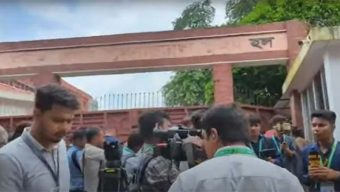 জাকসুতে অনিয়ম, নারীদের এক কেন্দ্রে ভোট সাময়িক বন্ধ