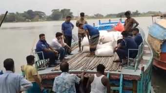 পাচারের সময় ৭২ বস্তা সরকারি চালসহ মাঝি আটক