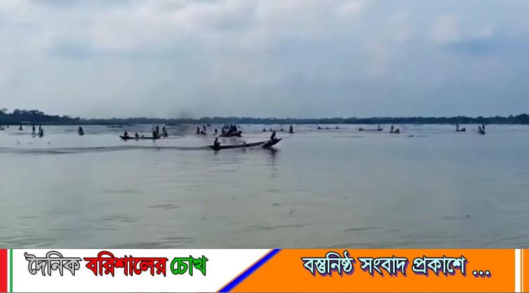 পিরোজপুরে একদিকে অভিযানের ট্রলার, অন্যপাশে ‘ধুমধামে’ ইলিশ শিকার
