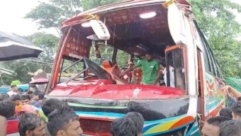 দাঁড়িয়ে থাকা কাভার্ডভ্যানে বাসের ধাক্কা, নিহত ৩