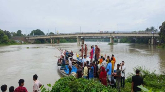 প্রতিমা বিসর্জনে নৌকাডুবি, ষোল ঘণ্টা পর এক শিশুর লাশ উদ্ধার