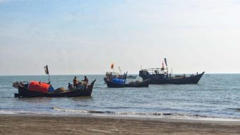 কুয়াকাটা সৈকতে ভেসে এলো যুবকের অর্ধগলিত মরদেহ