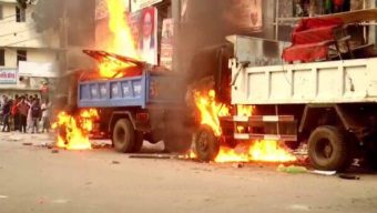 ভোলায় উচ্ছেদ অভিযানের ক্ষুব্ধ ব্যবসায়ী তিন টি গাড়িতে আগুন,