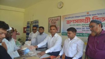 বরিশালে মানতা সম্প্রদায়ের মাঝে ত্রাণসামগ্রী বিতরণ