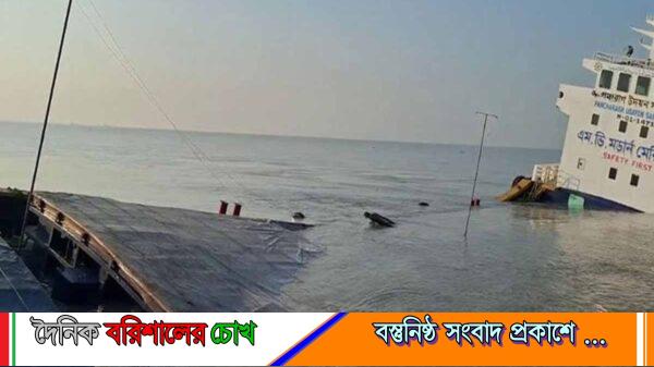 তজুমদ্দিনে ২ লাইটার জাহাজে সংঘর্ষ, ১৩ ক্রু উদ্ধার