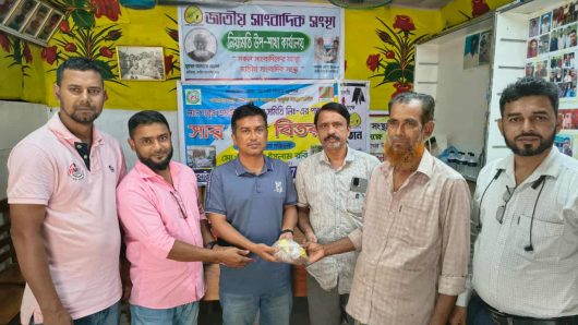 বাকেরগঞ্জে লাল-সবুজ শ্রমজীবী সমবায় সমিতির প্রতিষ্ঠাবার্ষিকী উপলক্ষে সদস্যদের মাঝে বিনামূল্যে সার ও বীজ বিতরণ