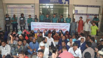 বরিশালে চাকরি পুনর্বহালের দাবিতে জেলা প্রশাসকের কার্যালয়ের সামনে শ্রমিকদের অবস্থান, বিক্ষোভ