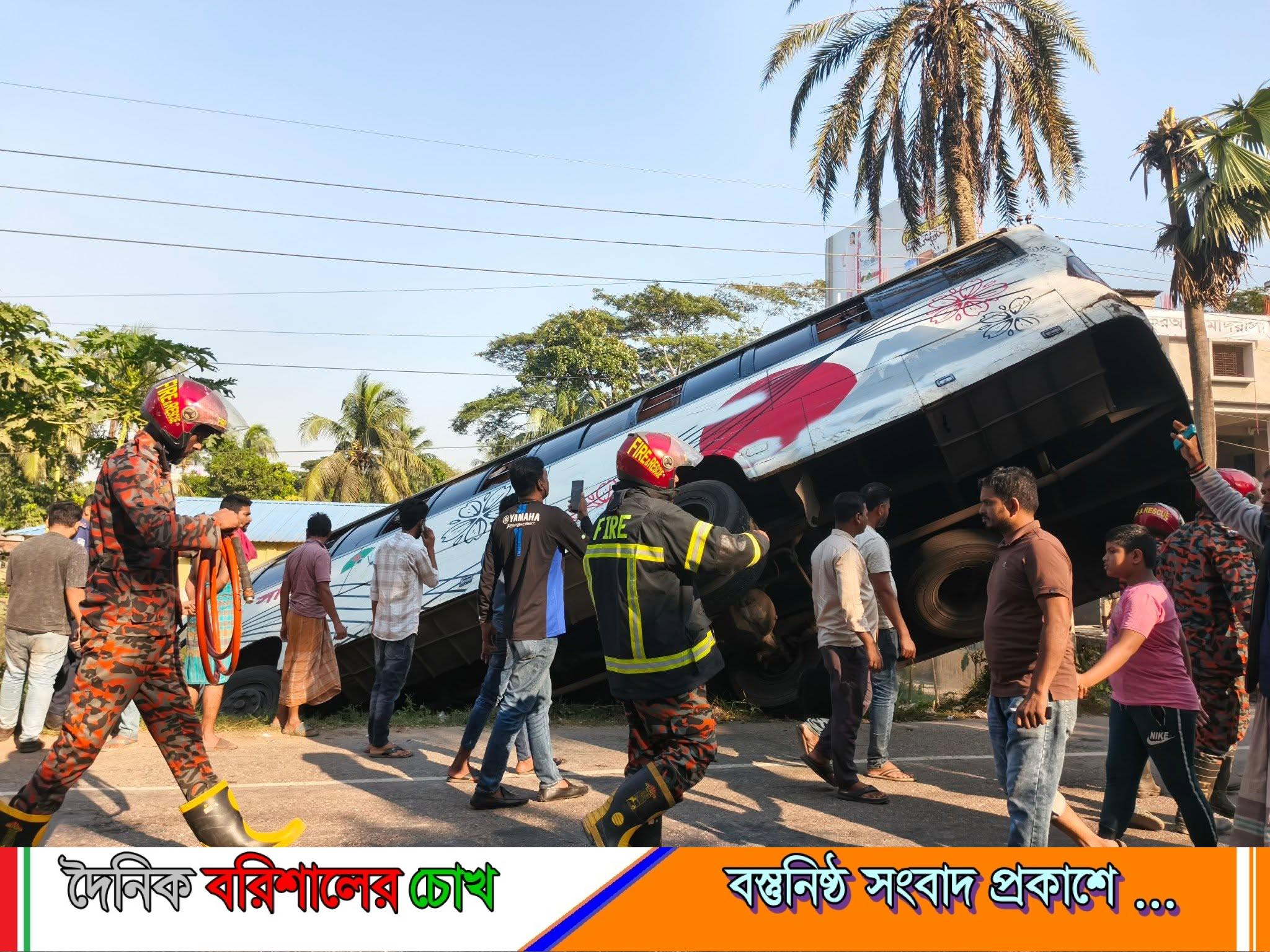 মোটরসাইকেল এড়াতে গিয়ে বরিশালে সাকুরা পরিবহন বাস খাদে, আহত ১৩