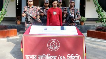 স্বর্ণপাচারের সময় ধরা অর্ধ কোটি টাকার স্বর্ণসহ ব্যক্তি