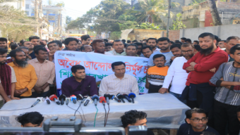অপসো স্যালাইন কারখানায় শ্রমিকদের পাল্টাপাল্টি অবস্থান, সড়ক অবরোধে জনদুর্ভোগ