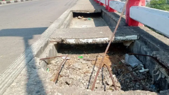 কলাপাড়ায় সেতুর ১২টি স্ল্যাব ধসে পড়ায় জনদুর্ভোগ চরমে