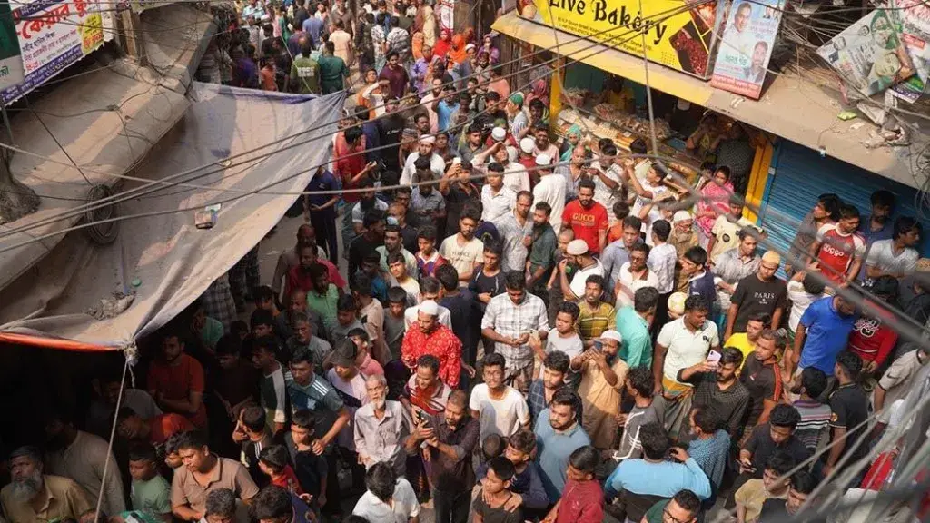 ভয়াবহ ভূমিকম্পে কাঁপল দেশ: ঢাকায় ভবন ফাটল–হতাহতে আতঙ্কে মানুষ