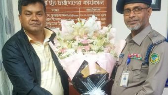 ফুল দিয়ে নতুন ওসিকে বরণ, সৌহার্দ্যের উদাহরণ রাখলেন বিদায়ী ওসি মিজানুর