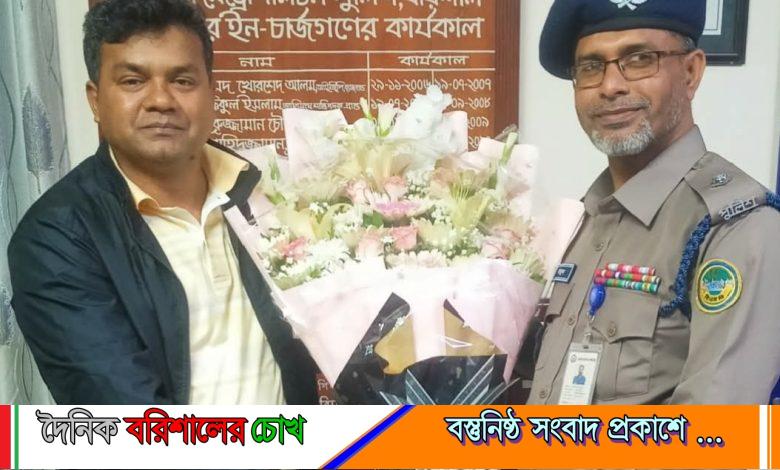 ফুল দিয়ে নতুন ওসিকে বরণ, সৌহার্দ্যের উদাহরণ রাখলেন বিদায়ী ওসি মিজানুর