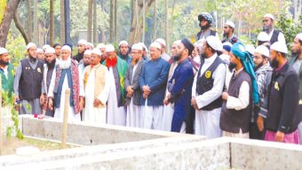 শহীদ শরিফ ওসমান হাদির কবর জিয়ারত চরমোনাই পীরের, খুনিদের দ্রুত গ্রেপ্তারের দাবি