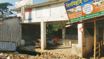 বাবুগঞ্জের রহমতপুরে অবহেলায় নষ্ট হচ্ছে যাত্রী ছাউনি, ডাস্টবিনে পরিণত হওয়ায় ক্ষোভ