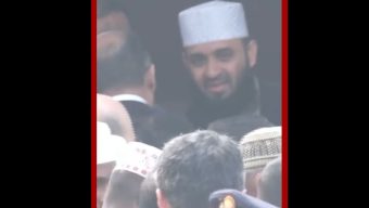 খালেদা জিয়ার কফিন কাঁধে তুলে নিতে দেখা যায় জনপ্রিয় ইসলামি বক্তা ড. মিজানুর রহমান আজহারীকে।
