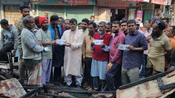 বরিশালে অগ্নিকাণ্ডে ক্ষতিগ্রস্ত ব্যবসায়ীর পাশে দাঁড়ালেন বিএনপি নেতা রহমাতুল্লাহ