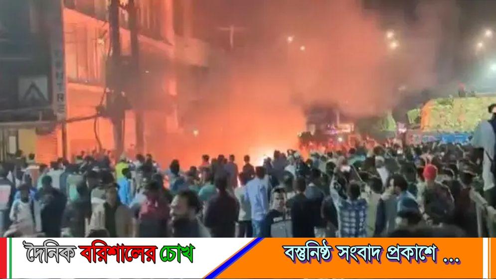 রাজধানীতে মধ্যরাতে তাণ্ডব: প্রথম আলো ও ডেইলি স্টারের অফিসে হামলা, ডেইলি স্টারে অগ্নিসংযোগ