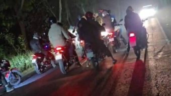 মাদারীপুরে ঢাকা–বরিশাল মহাসড়কে গাছ ফেলে অবরোধ, আ’লীগ নেতাকর্মীদের মোটরসাইকেল শোডাউন