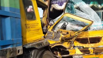 বরিশালে স্কুলবাস–কাভার্ড ভ্যান সংঘর্ষে দুই চালক আহত, শিক্ষার্থীরা অক্ষত