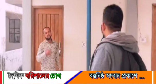 বরিশালে জাতীয় শ্রমিক লীগ নেতাকে ‘ফ্যাসিস্ট’ আখ্যা দিয়ে মারধর, পুলিশের হাতে সোপর্দ