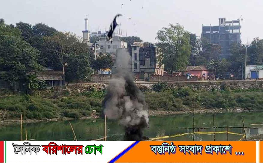 ফরিদপুরে স্কুল ব্যাগে রিমোট কন্ট্রোল শক্তিশালী বোমা উদ্ধার, নিয়ন্ত্রিত বিস্ফোরণ